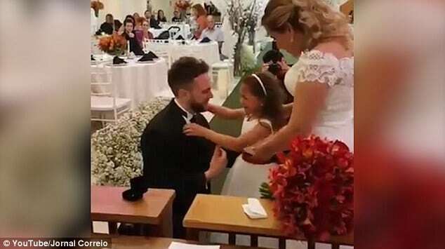 Невероятно трогательно: на свадьбе в Бразилии жених попросил падчерицу стать его дочерью навсегда