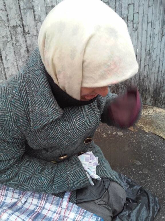Бідна і беззахисна: бабуся-жебрачка біля станції метро Києва стурбувала мережу