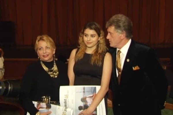 Гнать женихов метлой: Ющенко показал подросшую младшую дочь