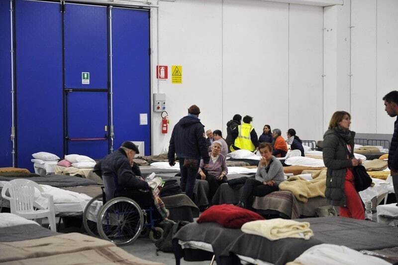 Землетрус в Італії: тисячі жителів ночували в машинах і наметах
