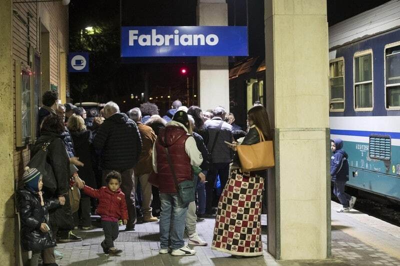 "Там больше ничего нет": тысячи итальянцев остались на улице из-за землетрясения. Фоторепортаж