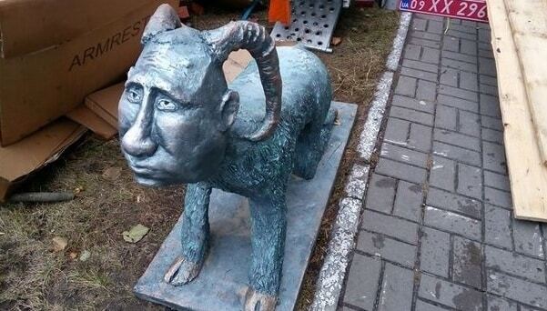 В Киеве к Хэллоуину установили скульптуры Путина-козла и Яценюка-кролика