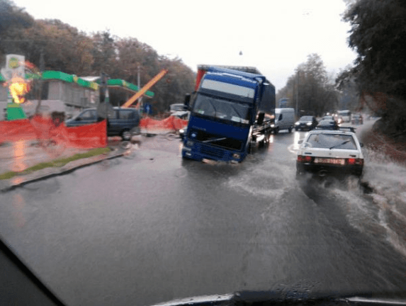 Зливи у Львові: вулиці міста перетворилися на річки зі сміттям