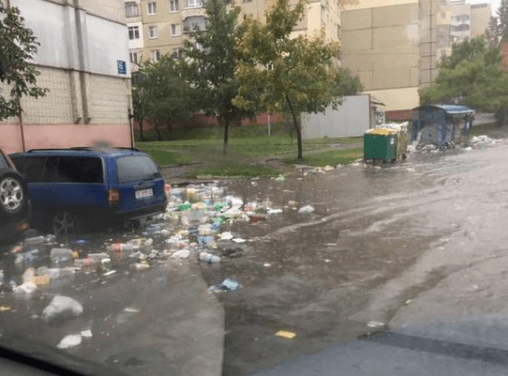 Зливи у Львові: вулиці міста перетворилися на річки зі сміттям