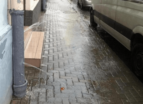 Ливни во Львове: улицы города превратились в реки с мусором