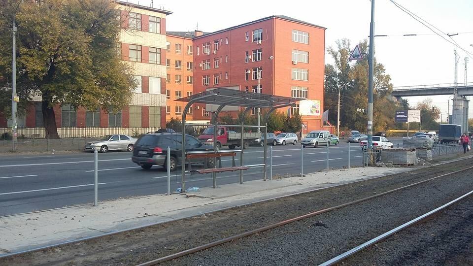 В Киеве появились стеклянные трамвайные остановки: опубликованы фото 