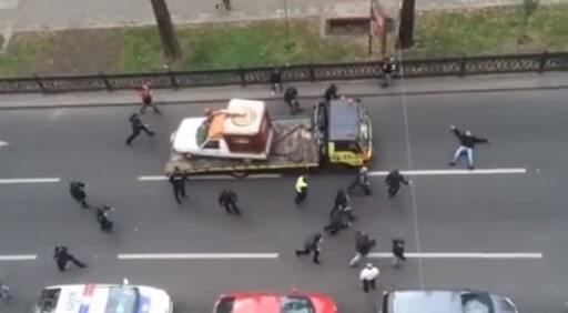 В Киеве защитники кофемобиля устроили потасовку с полицией: опубликовано видео 