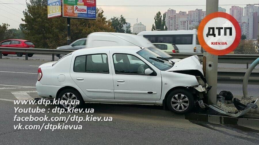 В Киеве автомобиль протаранил столб на эстакаде