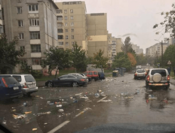 Ливни во Львове: улицы города превратились в реки с мусором