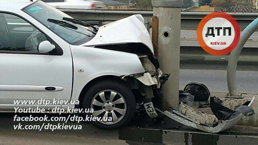 В Киеве автомобиль протаранил столб на эстакаде