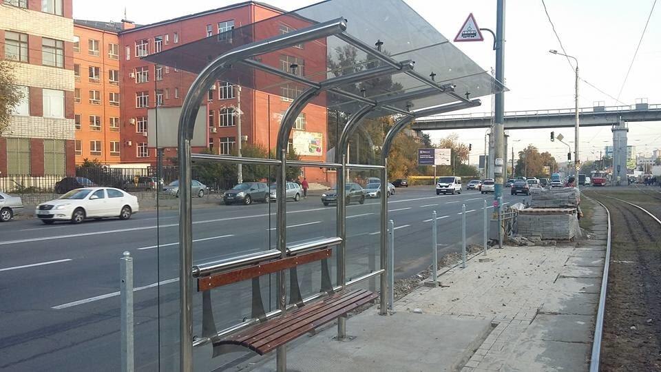 В Киеве появились стеклянные трамвайные остановки: опубликованы фото 