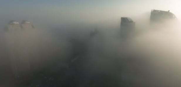 Туман с высоты птичьего полета: появилось видео с киевской Оболони