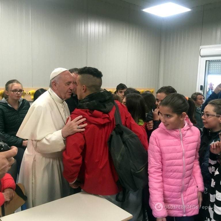 Без свити: Папа Франциск відвідав руїни зруйнованого землетрусом міста у центрі Італії