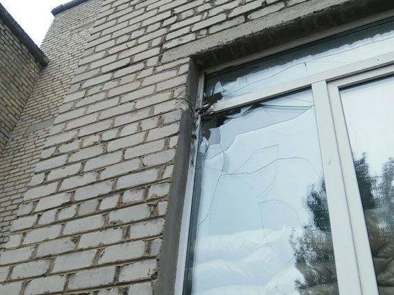 Террористы обстреляли школу в жилом квартале Марьинки. Опубликованы фото