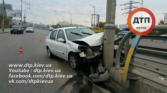 ДТП на эстакаде: в Киеве автомобиль протаранил электроопору. Опубликованы фото