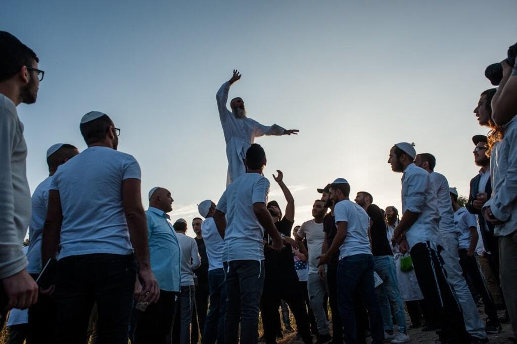 Пісні, танці і купання голяка: хасиди в Умані шумно відсвяткували Новий рік