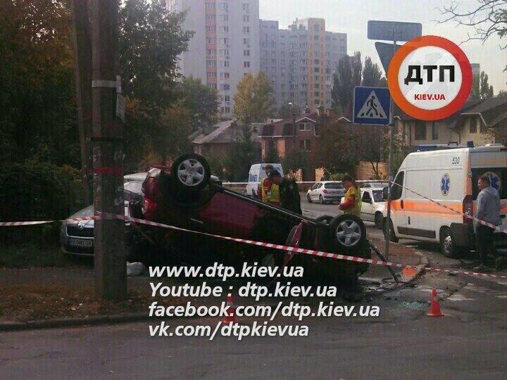 В Киеве автомобиль вылетел с дороги и перевернулся