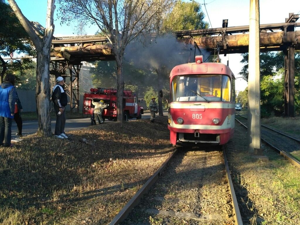 В Запорожье на ходу загорелся трамвай
