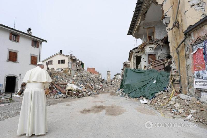 Без свиты: Папа Франциск побродил по руинам разрушенного землетрясением города в центре Италии