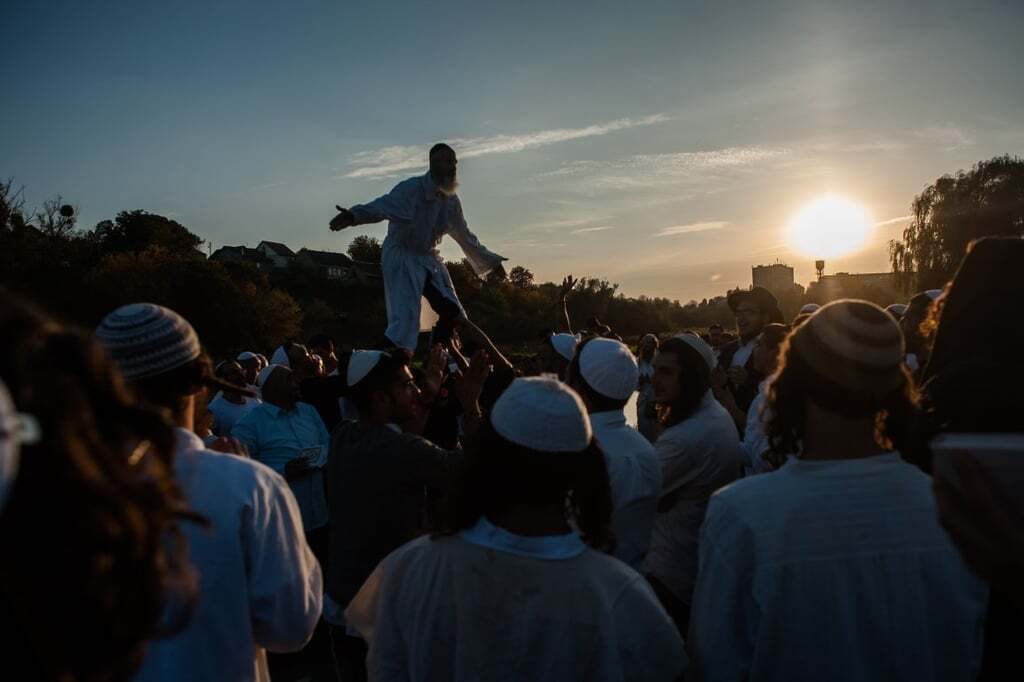 Пісні, танці і купання голяка: хасиди в Умані шумно відсвяткували Новий рік