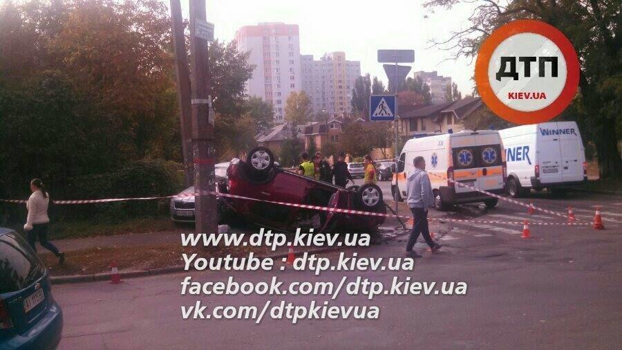 В Киеве автомобиль вылетел с дороги и перевернулся