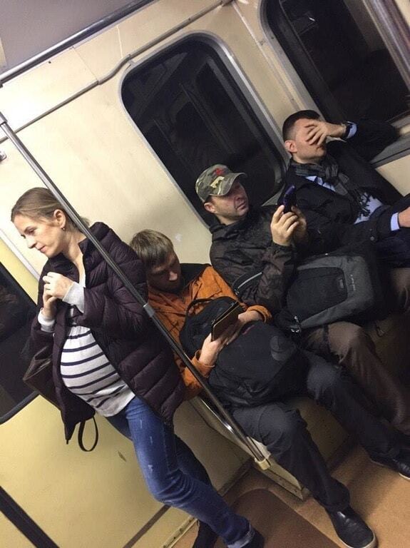 Фото беременной женщины в киевском метро взорвало соцсеть 
