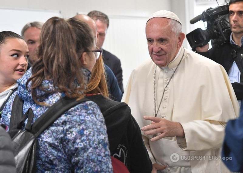 Без свиты: Папа Франциск побродил по руинам разрушенного землетрясением города в центре Италии