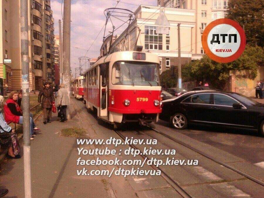 В Киеве герой парковки парализовал движение трамваев: опубликовано фото 
