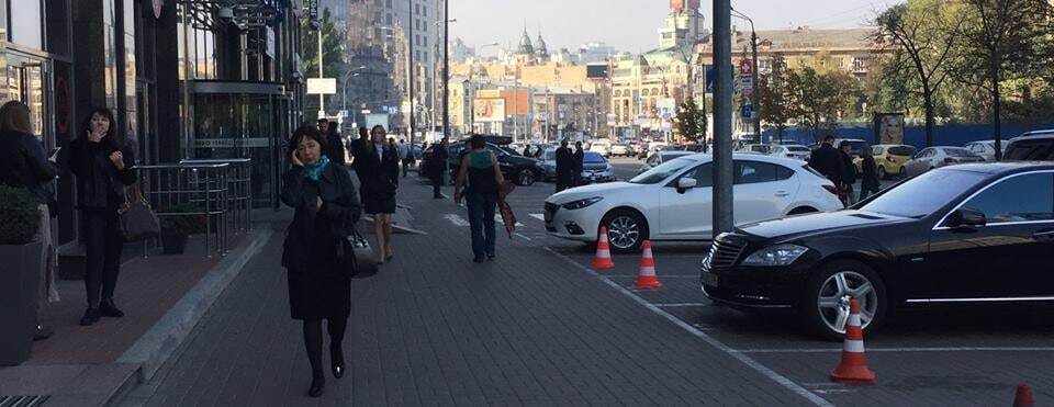 Блогер увидел в центре Киева бомжа с автоматом: опубликовано фото 