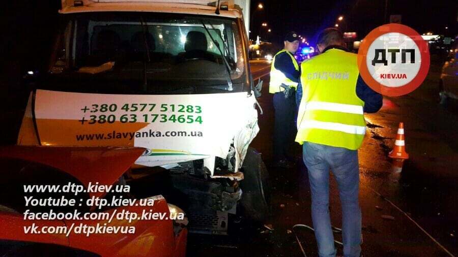 В Киеве произошла тройная авария: автомобили по дороге из центра застряли в пробке. Фотофакт
