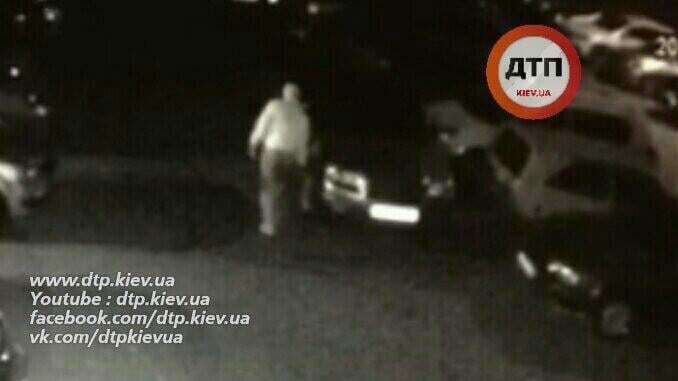 В Киеве водитель Bentley устроил разборки во дворе: опубликовано фото и видео 