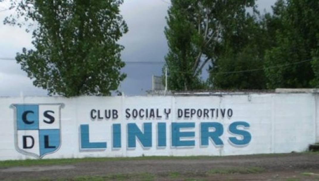 Аргентинская футбольная команда 30 лет играла на неправильном поле: курьезные фото