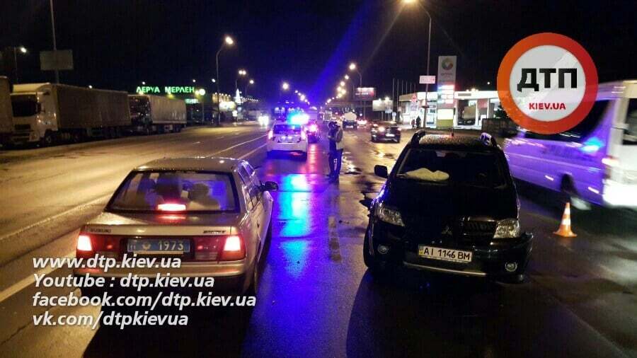 В Киеве произошла тройная авария: автомобили по дороге из центра застряли в пробке