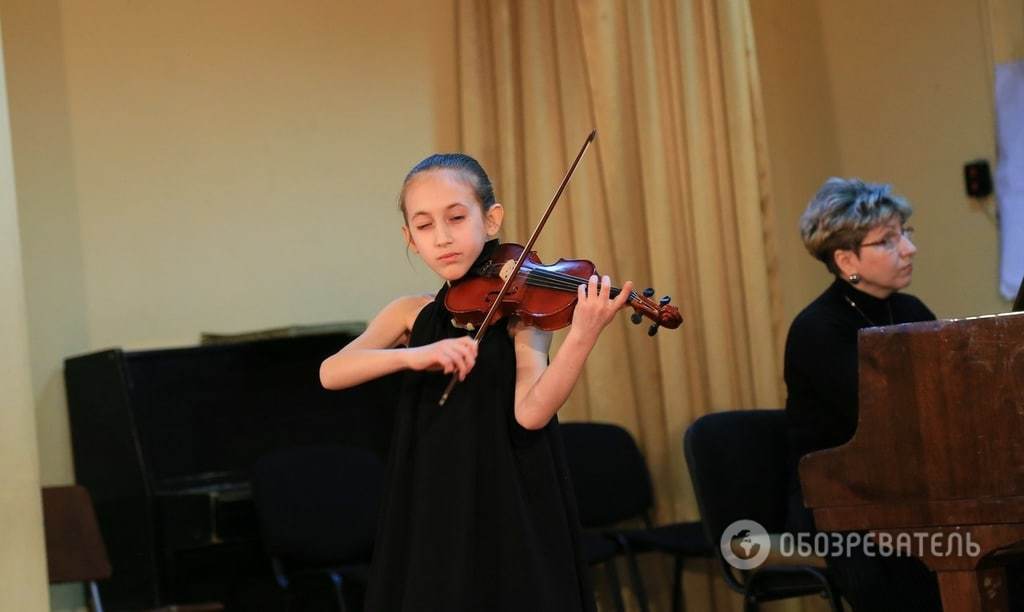 Зарабатывает на мечту: 10-летняя скрипачка играет на улицах Львова и хочет учиться в Европе
