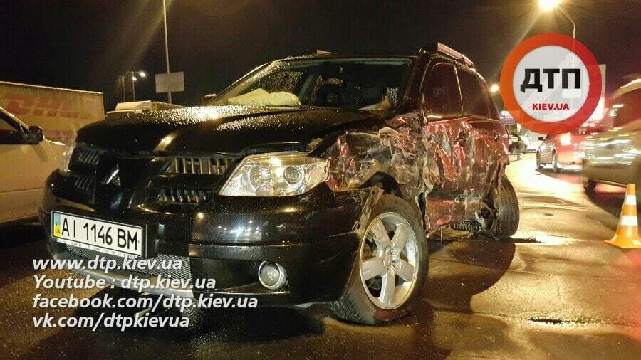 В Киеве произошла тройная авария: автомобили по дороге из центра застряли в пробке. Фотофакт
