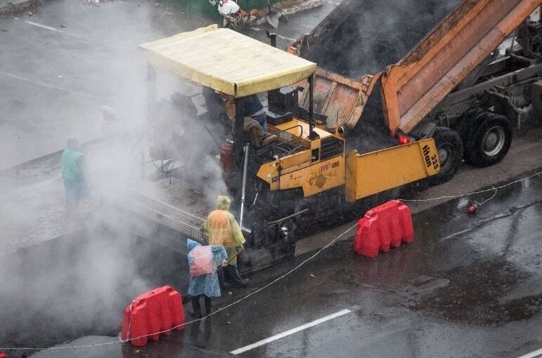 В Киеве коммунальщики под дождем начали класть асфальт: опубликованы фото
