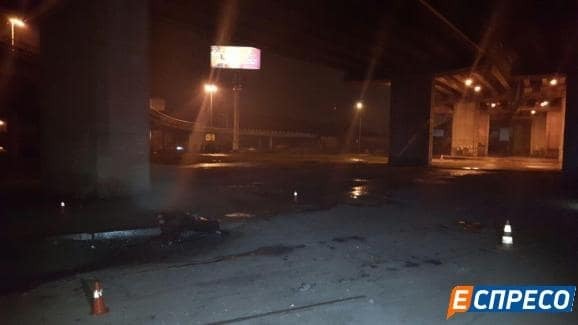 В Киеве автобус насмерть сбил парня: ударом тело вышибло с моста