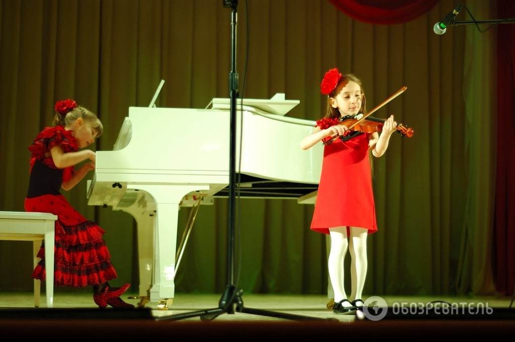 Зарабатывает на мечту: 10-летняя скрипачка играет на улицах Львова и хочет учиться в Европе
