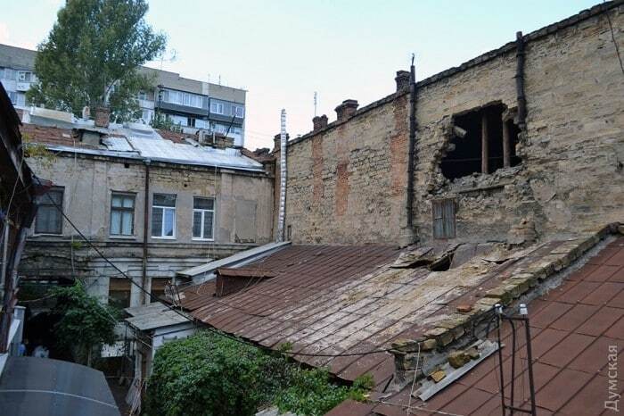 Ливень в Одессе: стихия разрушила квартиру горожанки. Опубликованы фото и видео