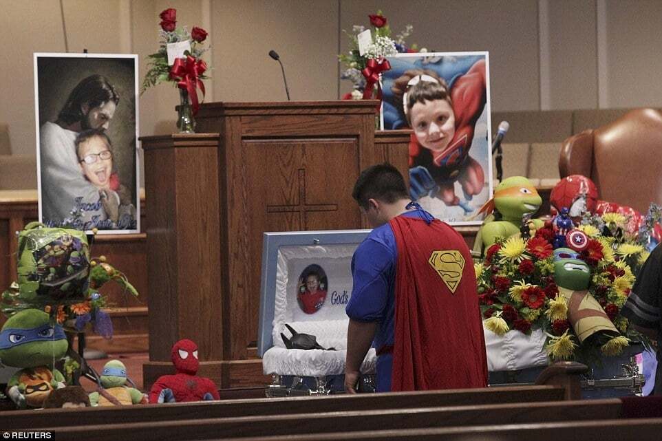 Прощання з Бетменом: 6-річного хлопчика поховали в костюмі супергероя