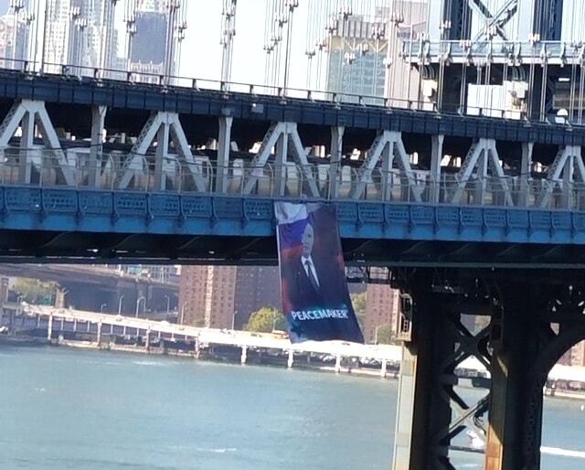 У Нью-Йорку вивісили величезний банер із "миротворцем" Путіним