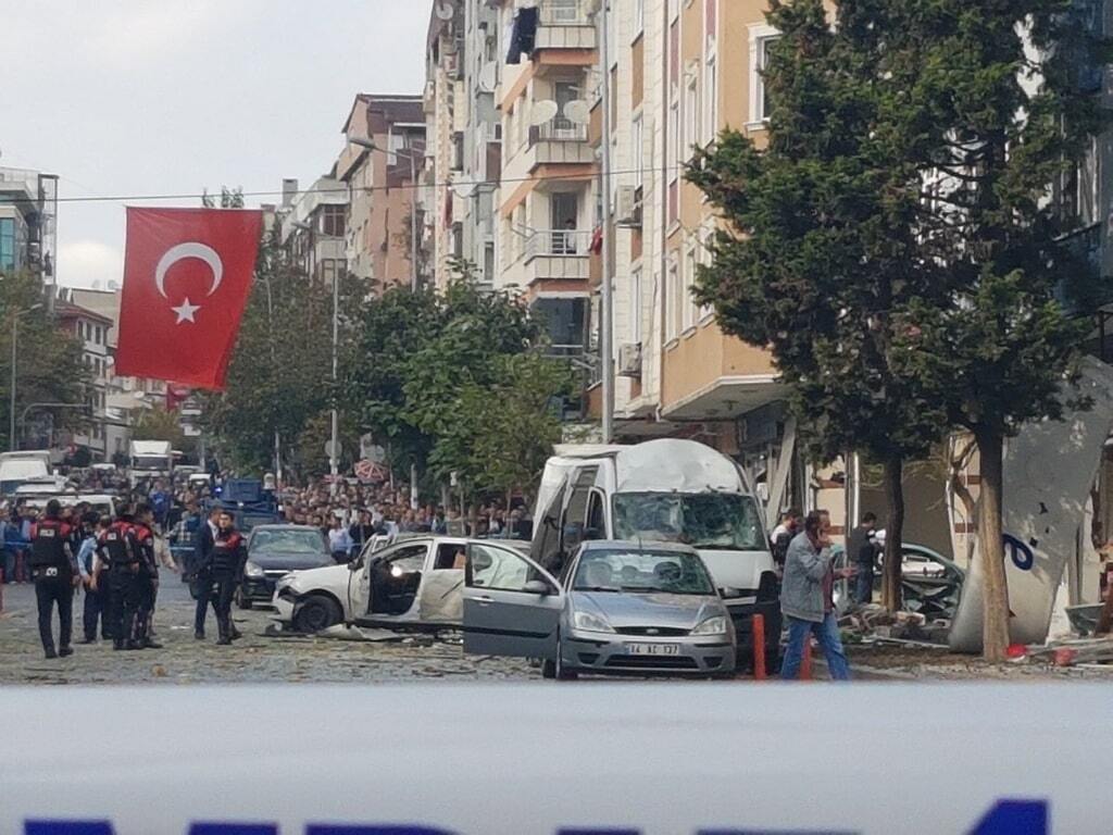 В Стамбуле прогремел мощный взрыв возле полицейского участка. Опубликованы фото и видео 