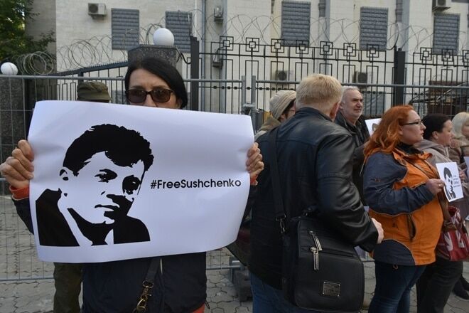 За Сущенка: українці вийшли до посольства РФ на підтримку журналіста