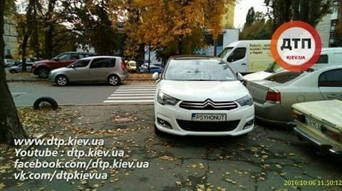 В Киеве автомобиль с номером "Психонут" оккупировал тротуар: опубликованы фото