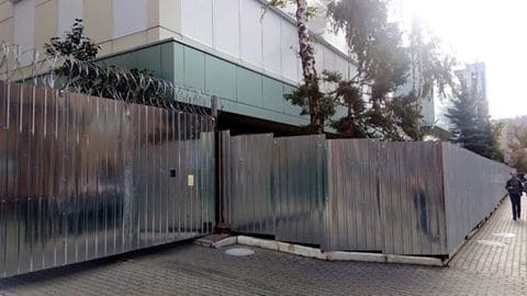 Спроба демонтажу паркану навколо "Інтеру": активісти пообіцяли повернутися через три дні