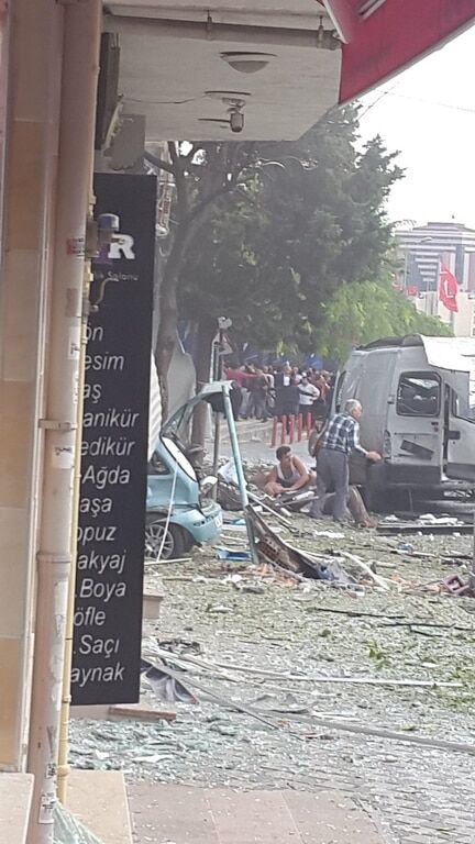 В Стамбуле прогремел мощный взрыв возле полицейского участка. Опубликованы фото и видео 