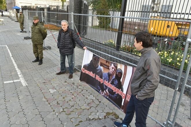 За Сущенко: украинцы вышли к посольству РФ в поддержку журналиста