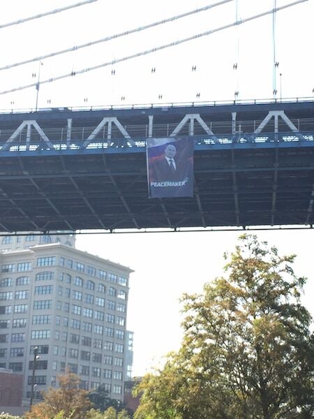 В Нью-Йорке вывесили огромный баннер с "миротворцем" Путиным