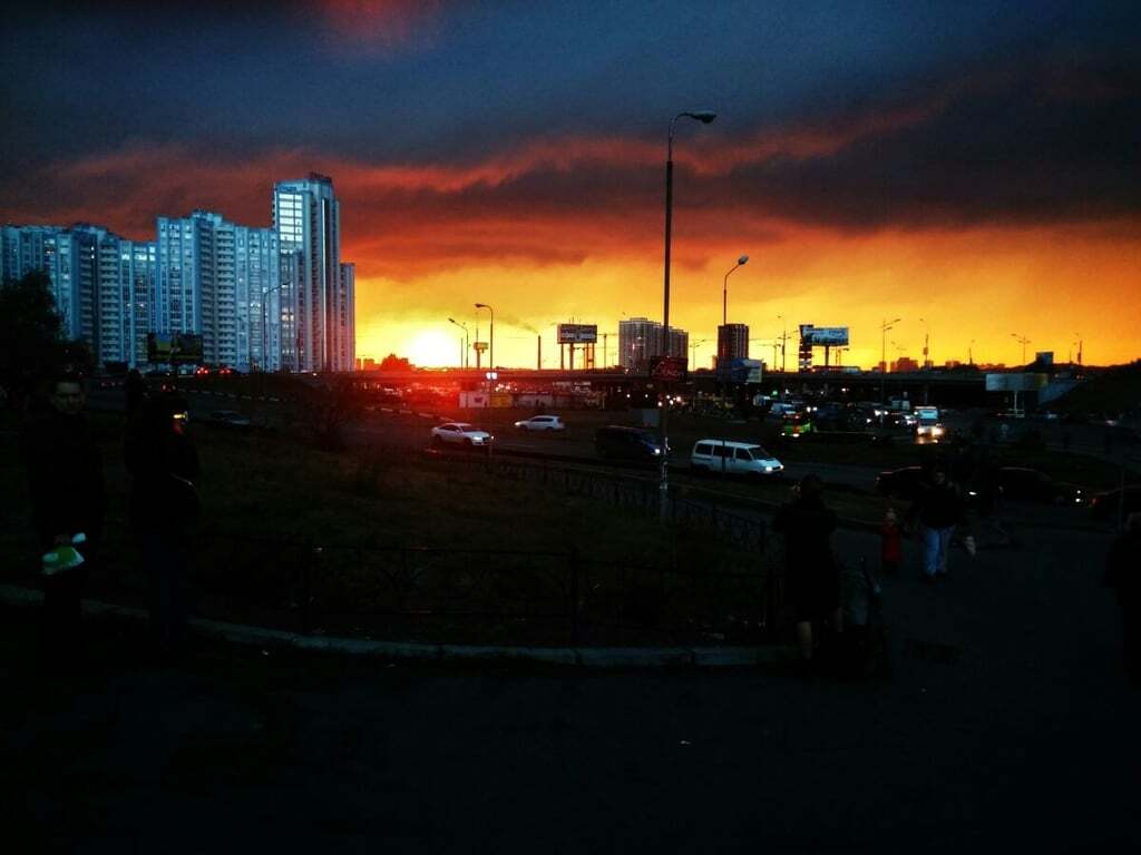 Киев любовался удивительным закатом в грозу: опубликованы фото