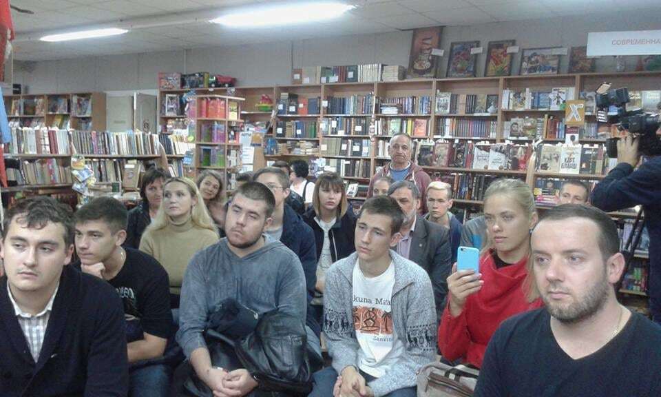 В Запорожье сын легендарного спортсмена посвятил отцу книгу 